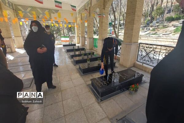کاشت درخت به نیابت از شهیدان در رودهن
