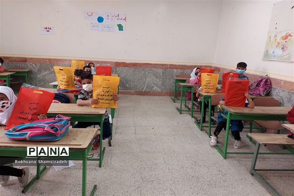 توزیع بسته‌های کمک آموزشی رایگان به روستاهای دارای ضریب محرومیت در امیدیه