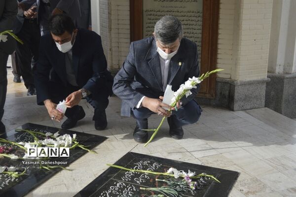 تجدید میثاق سرپرست معاونت پرورشی و فرهنگی وزارت آموزش و پرورش با آرمان های مقدس شهدا در بوشهر