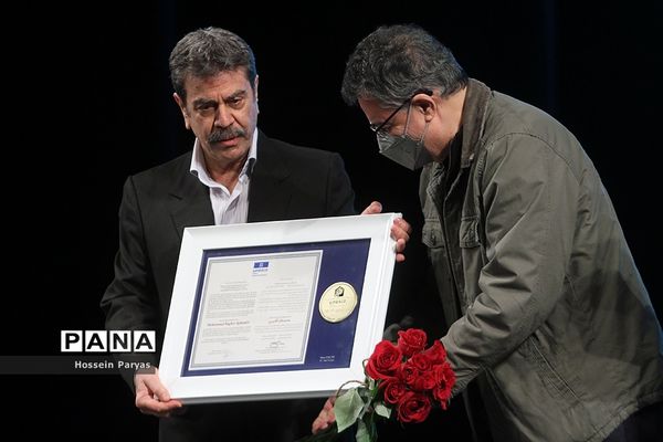 نخستین جایزه بین‌المللی حکیم نظامی