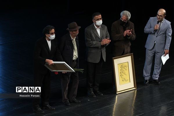 نخستین جایزه بین‌المللی حکیم نظامی