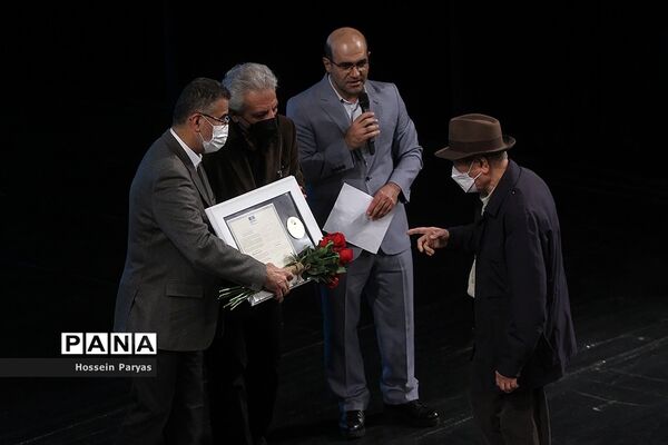 نخستین جایزه بین‌المللی حکیم نظامی