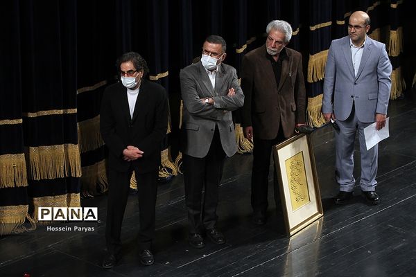 نخستین جایزه بین‌المللی حکیم نظامی