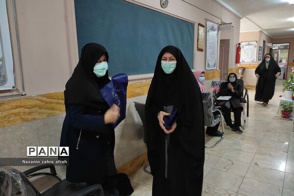 مراسم تقدیر از دانش‌آموزان و دبیران مدرسه تربیت رودهن
