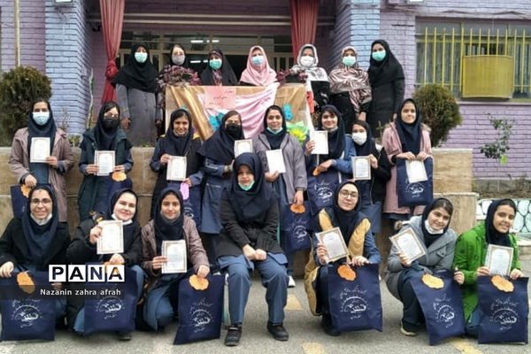 مراسم تقدیر از دانش‌آموزان و دبیران مدرسه تربیت رودهن