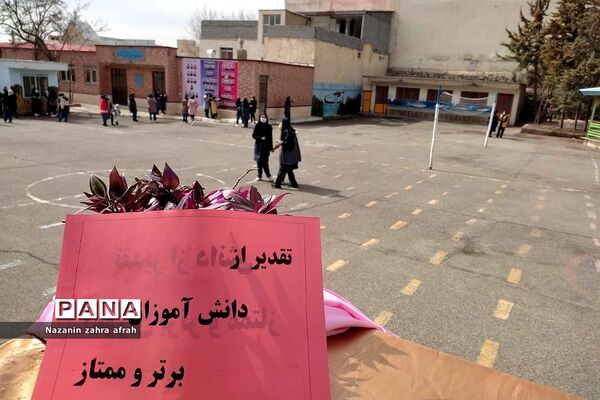 مراسم تقدیر از دانش‌آموزان و دبیران مدرسه تربیت رودهن