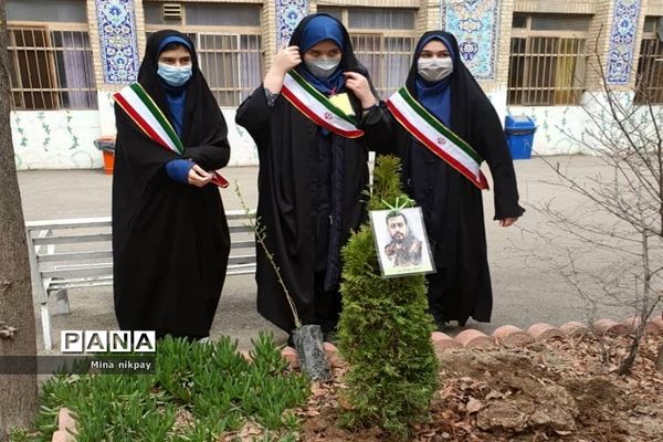 بزرگداشت شهدا در دبیرستان شاهد حجاب منطقه ۱۳