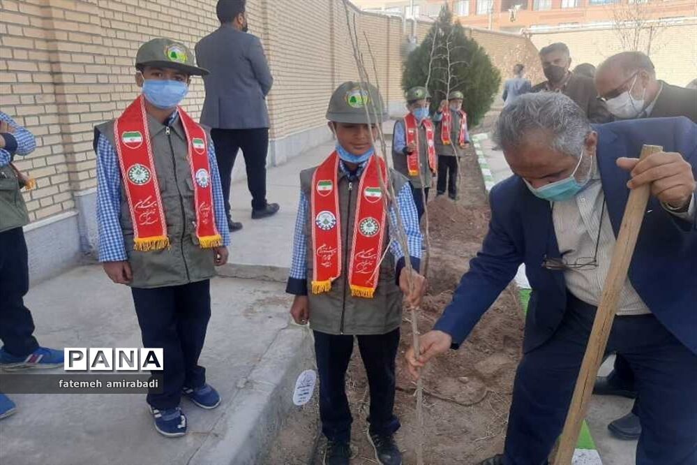 جشن تولد زمین در آموزشگاه شهیدین قاسمی