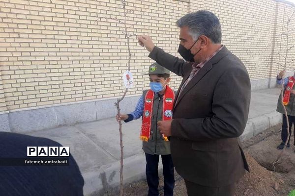 جشن تولد زمین در آموزشگاه شهیدین قاسمی