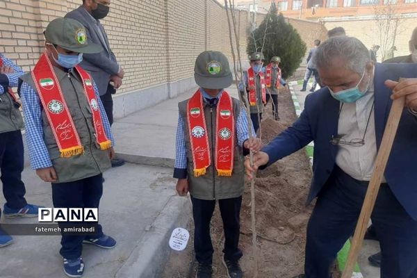 جشن تولد زمین در آموزشگاه شهیدین قاسمی