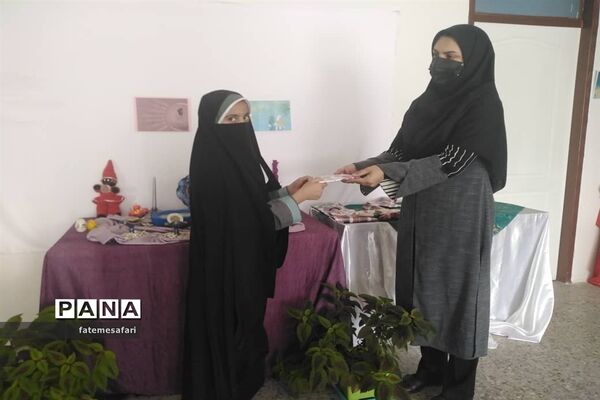مراسم تقدیر از دانش‌آموزان برتر دبستان نجمه فیروزکوه