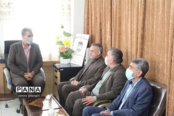 تقدیر مدیرکل آموزش و پرورش خراسان جنوبی از مدیر سازمان دانش آموزی استان به عنوان برادرشهید