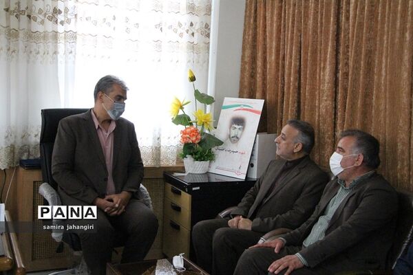 تقدیر مدیرکل آموزش و پرورش خراسان جنوبی از مدیر سازمان دانش آموزی استان به عنوان برادرشهید