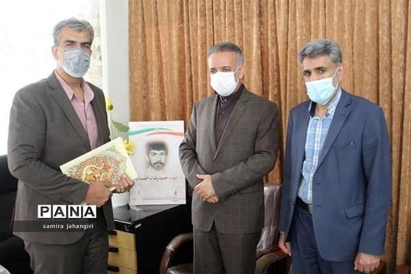 تقدیر مدیرکل آموزش و پرورش خراسان جنوبی از مدیر سازمان دانش آموزی استان به عنوان برادرشهید