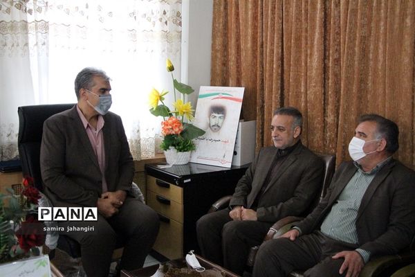 تقدیر مدیرکل آموزش و پرورش خراسان جنوبی از مدیر سازمان دانش آموزی استان به عنوان برادرشهید