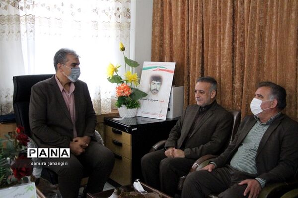 تقدیر مدیرکل آموزش و پرورش خراسان جنوبی از مدیر سازمان دانش آموزی استان به عنوان برادرشهید