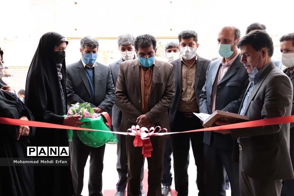 افتتاح نمایشگاه دفاع مقدس در سالن یاس مدیریت آموزش و پرورش آباده