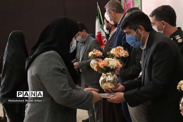 افتتاح نمایشگاه دفاع مقدس در سالن یاس مدیریت آموزش و پرورش آباده