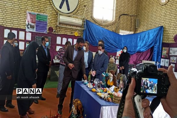 نمایشگاه دستاوردها و توانمندی‌های هنرجویان نرجس خاتون در اندیمشک