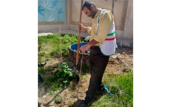 کاشت 30 اصله نهال در دبیرستان رضوان ناحیه یک قم