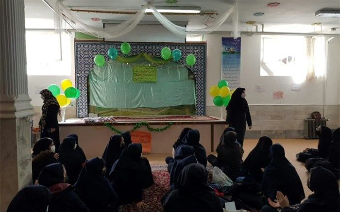 اهداء هدایا به اسامی نرگس، نرجس و مهدیه در دبیرستان امام علی بن موسی الرضا(ع) قم