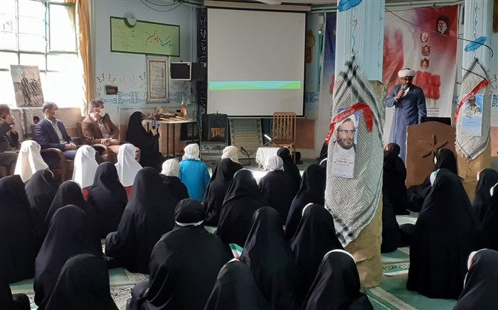 تقدیر از خانواده‌های دو شهید در مدرسه «مشرف» ناحیه 2 قم