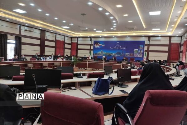 نشست صمیمی فرماندار و امام جمعه شهرستان ایجرود با جوانان موفق به مناسبت هفته جوان