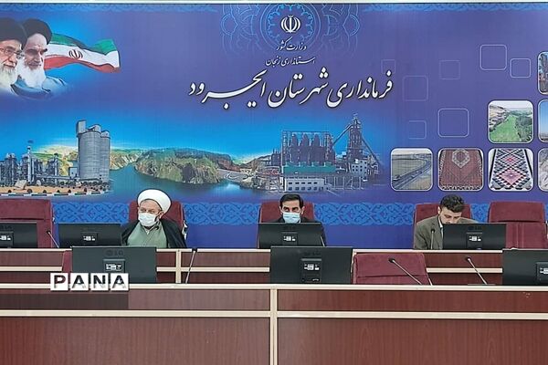 نشست صمیمی فرماندار و امام جمعه شهرستان ایجرود با جوانان موفق به مناسبت هفته جوان
