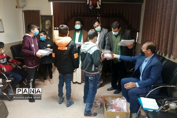 دیدار دانش‌آموزان حافظ جز سی قرآن مدرسه امام حسین(ع) رودهن با امام جمعه