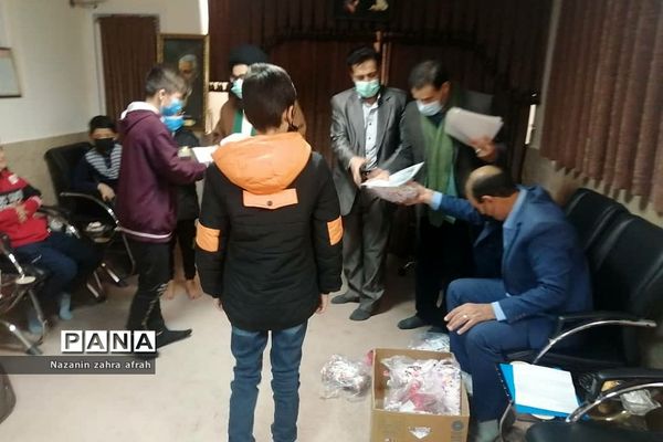 دیدار دانش‌آموزان حافظ جز سی قرآن مدرسه امام حسین(ع) رودهن با امام جمعه