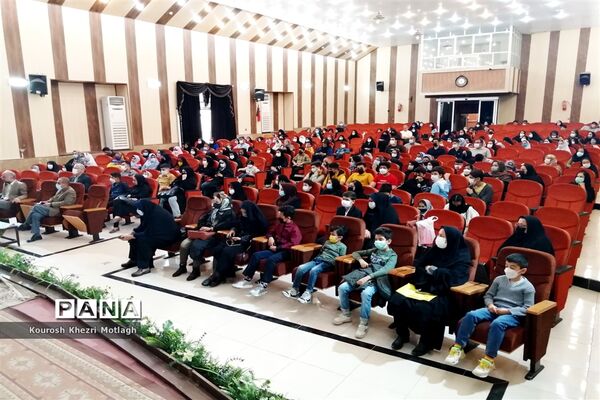 مراسم تجلیل از فرهنگیان و دانش‌آموزان مقام‌آور استانی و کشوری در شهرستان کازرون
