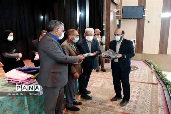 مراسم تجلیل از فرهنگیان و دانش‌آموزان مقام‌آور استانی و کشوری در شهرستان کازرون