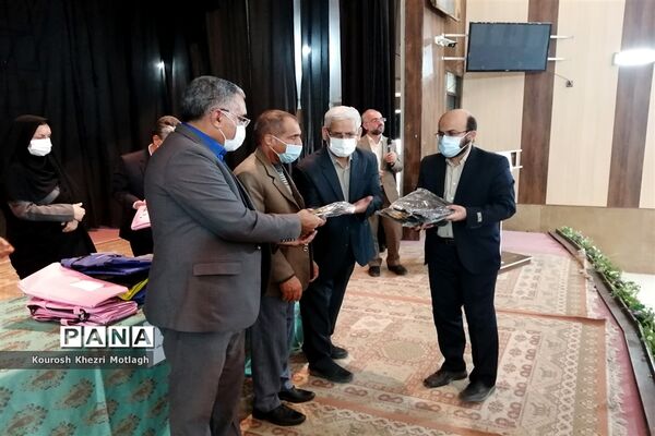 مراسم تجلیل از فرهنگیان و دانش‌آموزان مقام‌آور استانی و کشوری در شهرستان کازرون