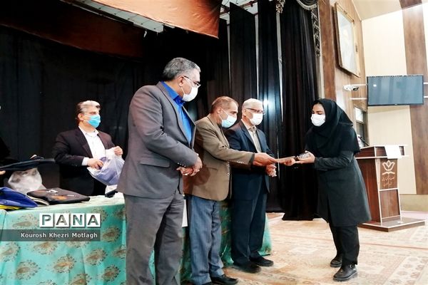 مراسم تجلیل از فرهنگیان و دانش‌آموزان مقام‌آور استانی و کشوری در شهرستان کازرون