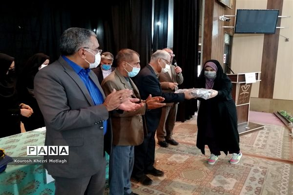 مراسم تجلیل از فرهنگیان و دانش‌آموزان مقام‌آور استانی و کشوری در شهرستان کازرون