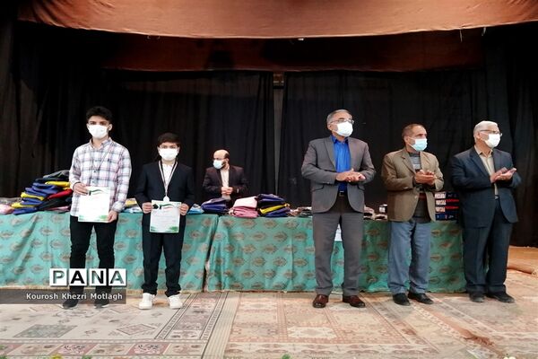 مراسم تجلیل از فرهنگیان و دانش‌آموزان مقام‌آور استانی و کشوری در شهرستان کازرون