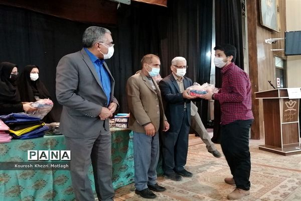 مراسم تجلیل از فرهنگیان و دانش‌آموزان مقام‌آور استانی و کشوری در شهرستان کازرون