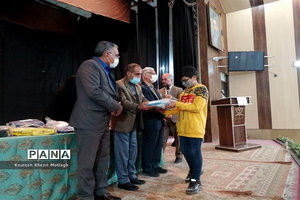 مراسم تجلیل از فرهنگیان و دانش‌آموزان مقام‌آور استانی و کشوری در شهرستان کازرون