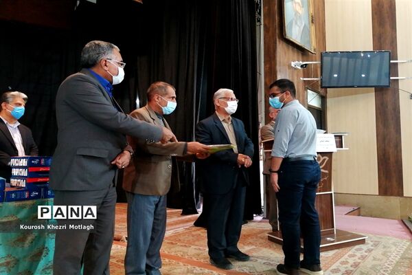 مراسم تجلیل از فرهنگیان و دانش‌آموزان مقام‌آور استانی و کشوری در شهرستان کازرون
