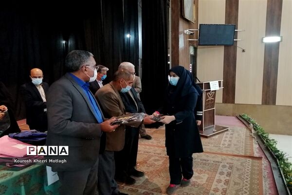 مراسم تجلیل از فرهنگیان و دانش‌آموزان مقام‌آور استانی و کشوری در شهرستان کازرون