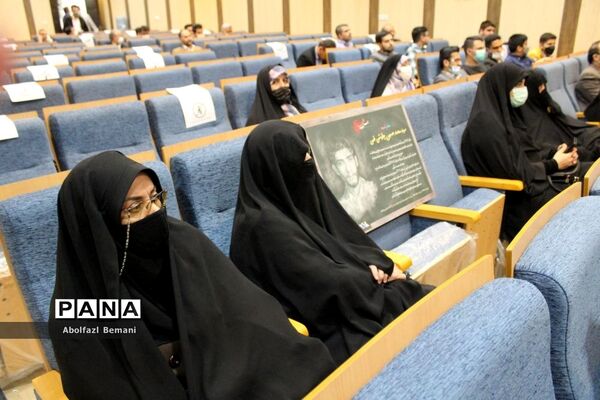 آیین رونمایی از تابلوی تصاویر معلمان شهید ناحیه یک قم