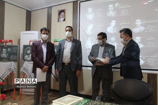 آیین رونمایی از تابلوی تصاویر معلمان شهید ناحیه یک قم