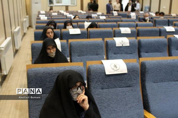 آیین رونمایی از تابلوی تصاویر معلمان شهید ناحیه یک قم