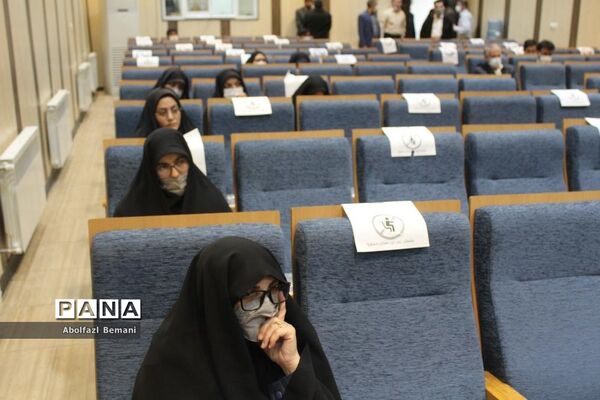 آیین رونمایی از تابلوی تصاویر معلمان شهید ناحیه یک قم