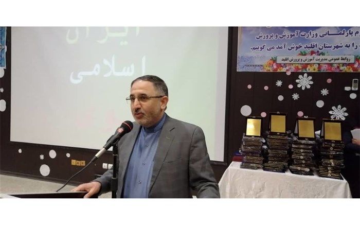 تقویت هویت ایرانی اسلامی دانش‌آموزان موجب تعهد و وفاداری آنان به کشور می‌شود