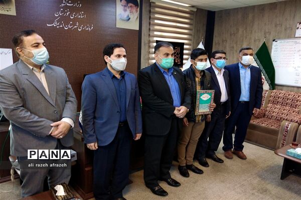 آیین تجلیل ازدانش آموزان راه یافته به مجلس‌ دانش آموزی در اندیمشک