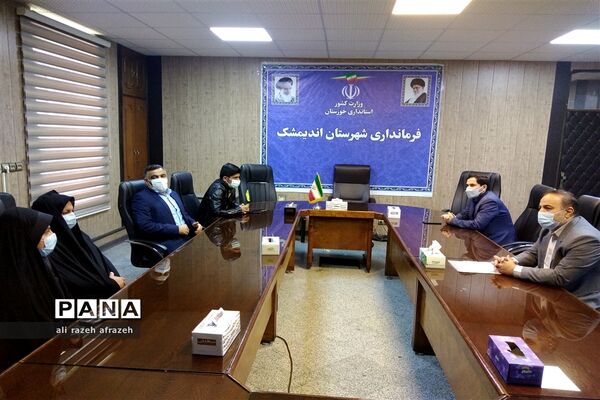 آیین تجلیل ازدانش آموزان راه یافته به مجلس‌ دانش آموزی در اندیمشک