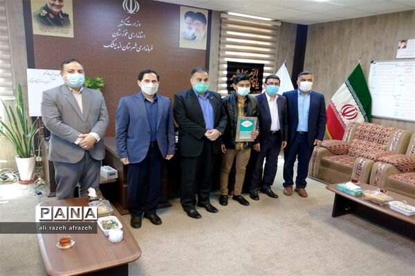 آیین تجلیل ازدانش آموزان راه یافته به مجلس‌ دانش آموزی در اندیمشک