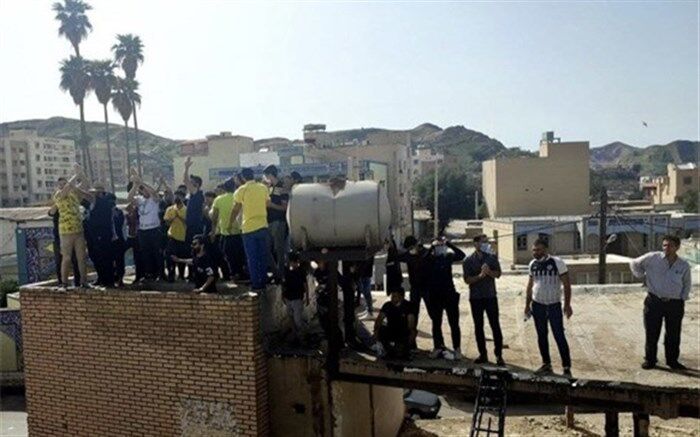 تشویق تیم نفت مسجد سلیمان از بام خانه‌ها