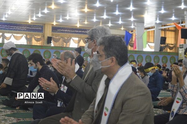 حضور مهدی یاوران دانش‌آموزان مدارس بوشهر در مراسم نماز جمعه